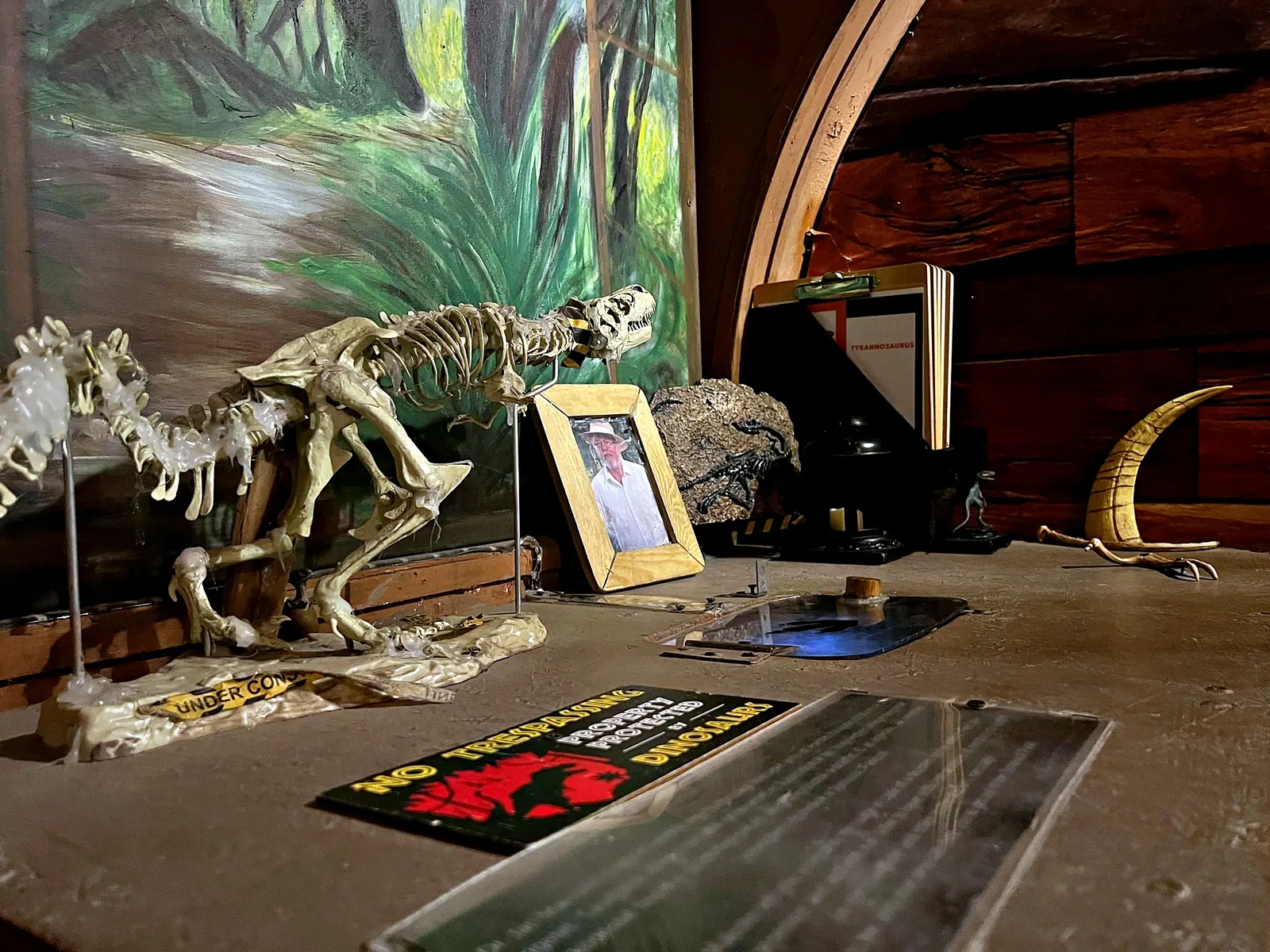 Dínó-csontváz a Jurassic Escape szabadulószoba díszletében, Budapest